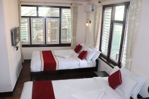 4 sovrum, värdeförvaringsskåp på rummet och skrivbord