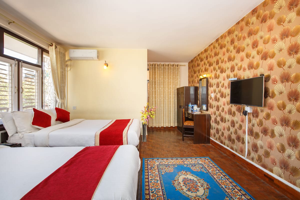 Kamar Double Deluks, 1 kamar tidur, balkon | 4 kamar tidur, brankas, meja kerja, dan setrika/meja setrika