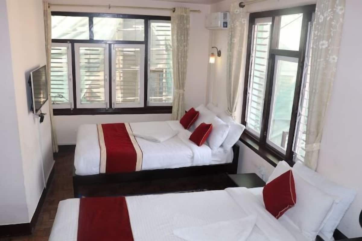 4 kamar tidur, brankas, meja kerja, dan setrika/meja setrika