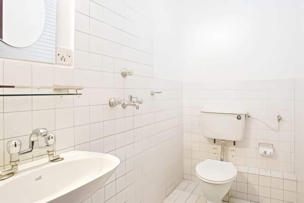 Kamar mandi | Shower, perlengkapan mandi gratis, sandal, dan handuk