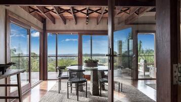 Eastern Rise Main House | In-room dining