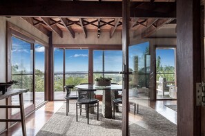 تناول الطعام داخل الغرفة