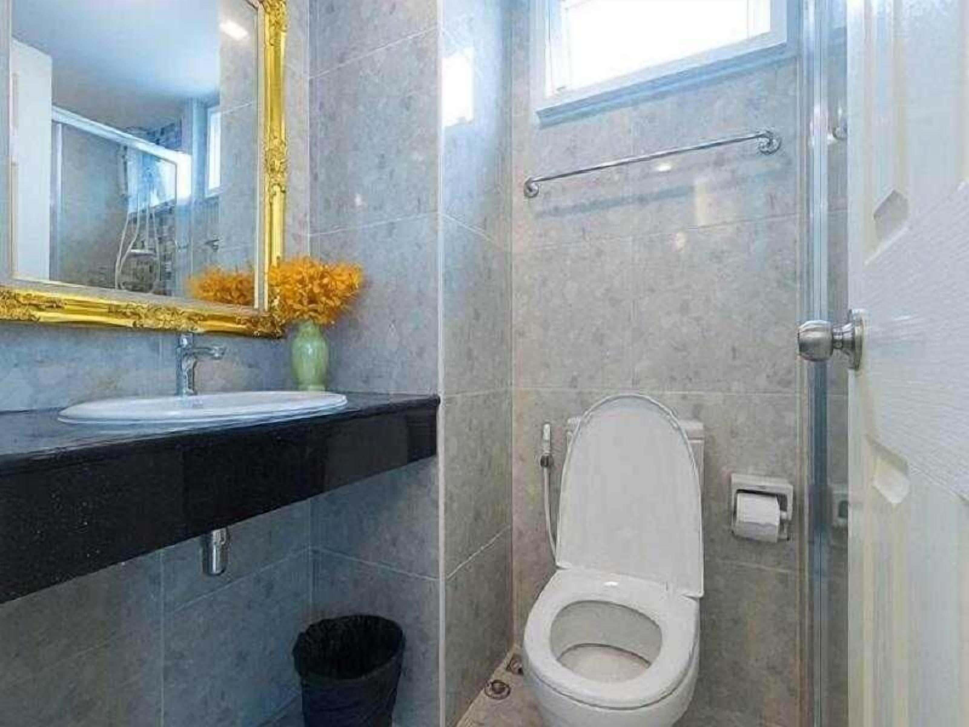 shower, rainfall showerhead, free toiletries, hair dryer