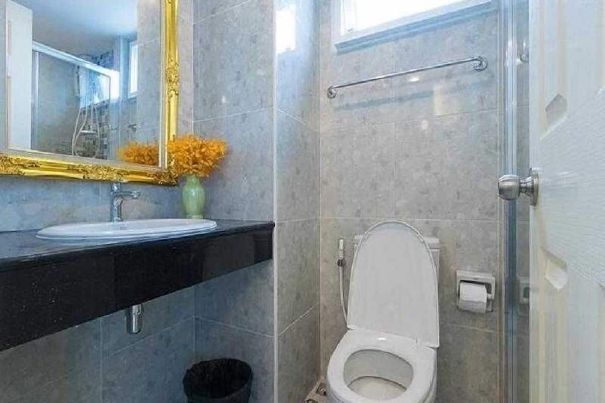 shower, rainfall showerhead, free toiletries, hair dryer