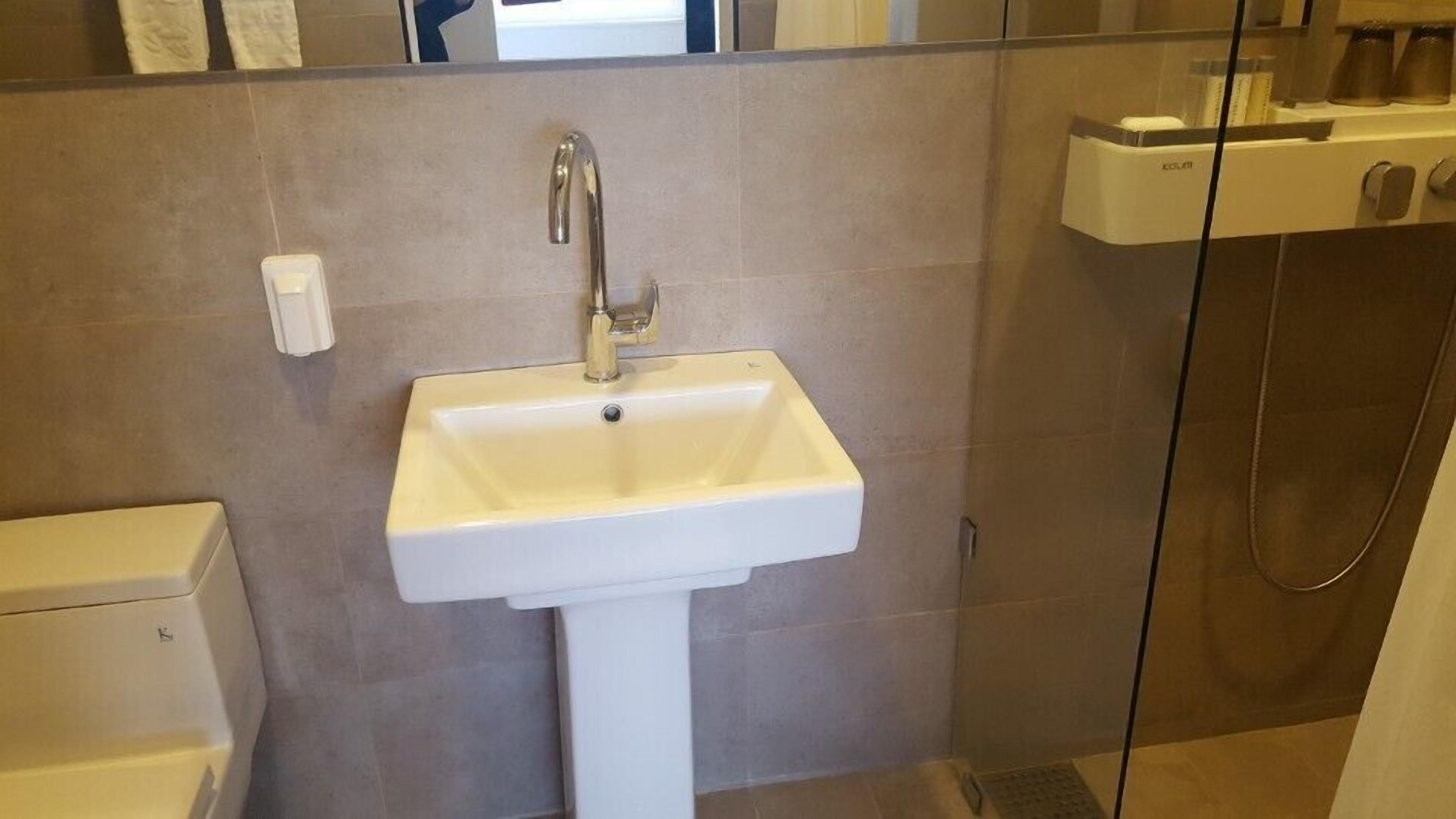 201 | Bathroom | Shower, free toiletries, hair dryer, towels