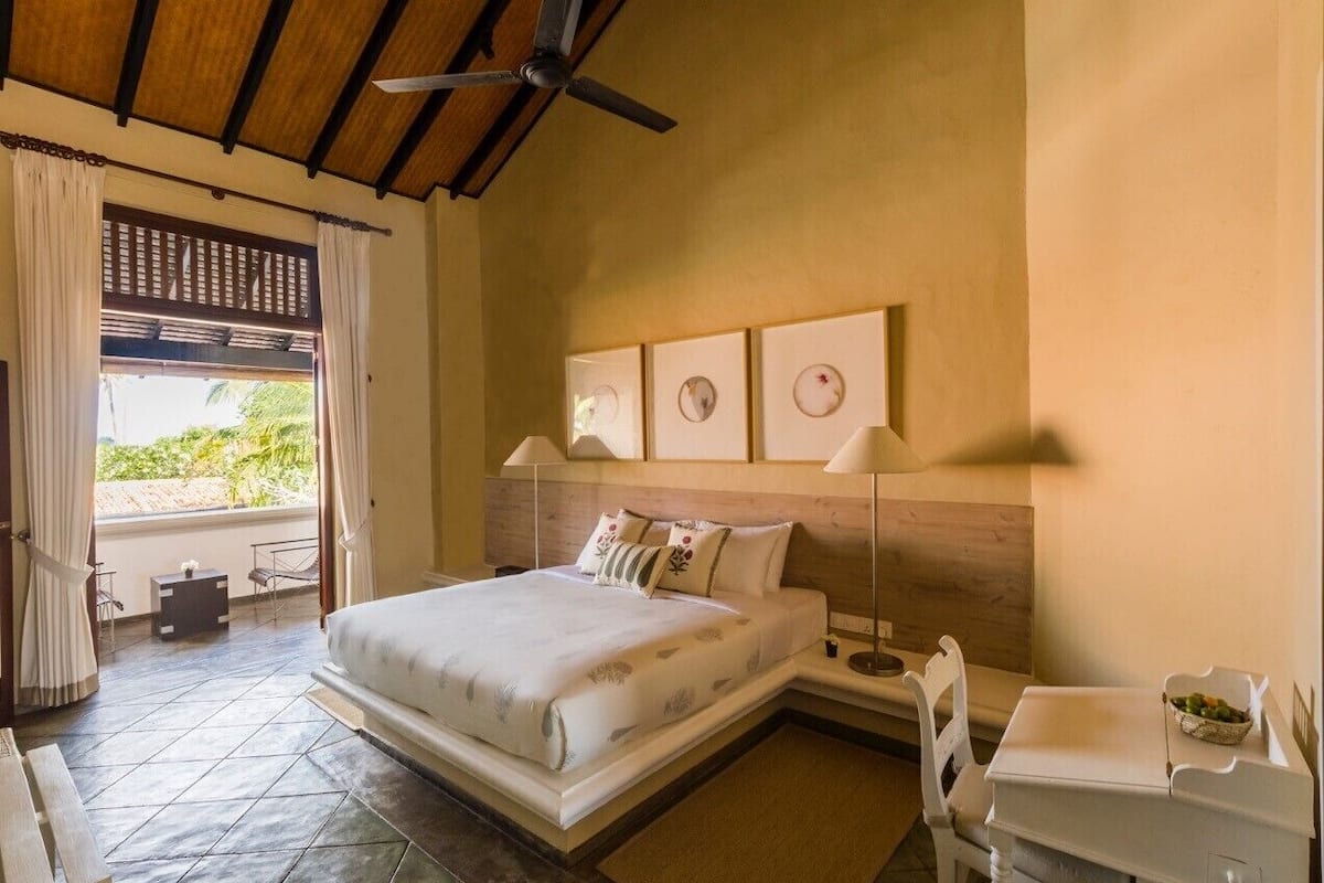 Superior Elevated King Room with Balcony - Evening Tea Service & Extended Check-in & Check-out | 1 bedroom, premium bedding, minibar, in-room safe