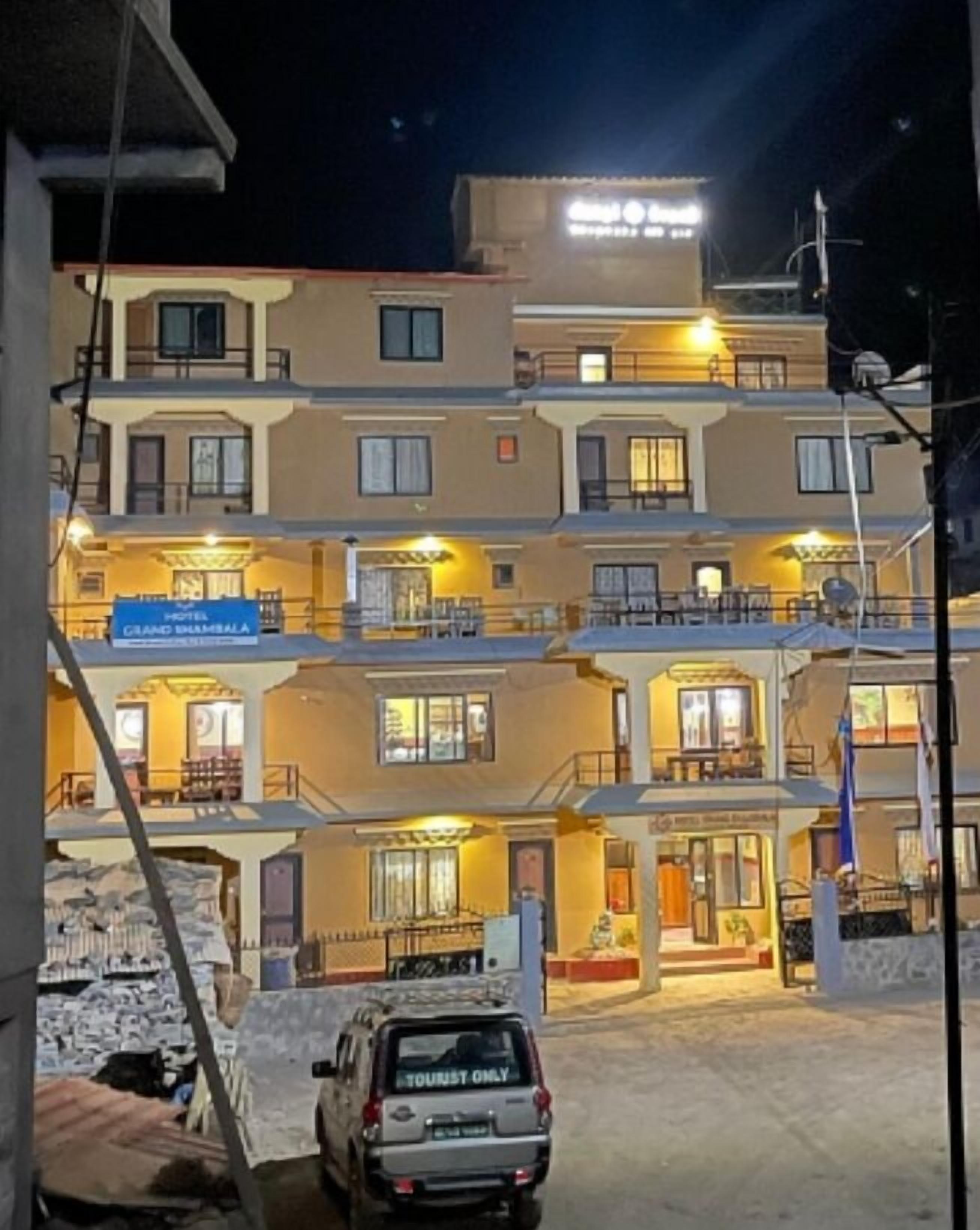 A multi-story hotel with a sign indicating it is a hotel.
