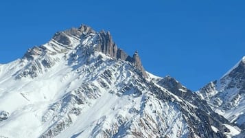 Deluxe Twin Room, Hill View | Terrace/patio