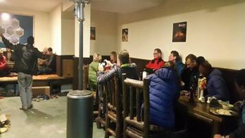 Un restaurante con mobiliario de madera y un techo alto.
