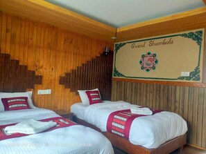 Habitación Deluxe con 2 camas individuales, vista a la colina | Insonorización y wifi gratis 