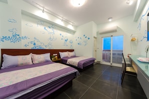 Superior-Vierbettzimmer, 2 Doppelbetten, Balkon | Hochwertige Bettwaren, Daunenbettdecken, individuell eingerichtet