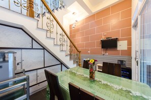 تناول الطعام داخل الغرفة