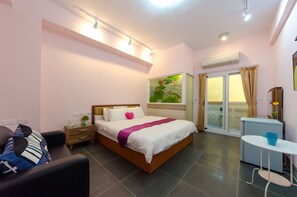 Superior Double Room, 1 Queen Bed, Balcony | Premium bedding, down comforters, individually furnished, desk - Heart Clear Good Homestay (Hengchun)