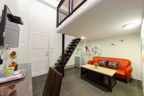 Deluxe Quadruple Room, 2 Double Beds, Balcony | Living area | 32-inch LED TV with cable channels, TV - Heart Clear Good Homestay (Hengchun)