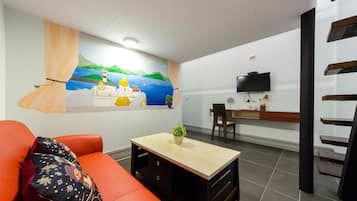 Quarto quádruplo luxo, 2 camas de casal, sacada | Área de estar | TV LED 32 polegadas com canais a cabo, TV