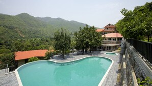 Una piscina al aire libre de temporada