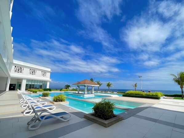 2 piscinas al aire libre