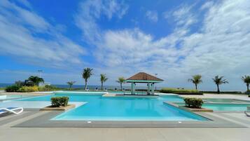 2 outdoor pools