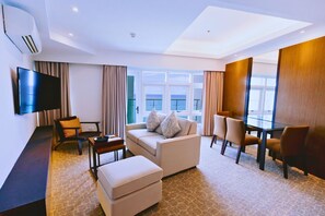 Seaview Two-Bedroom Suite | Living area