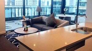 Apartment, 2 Schlafzimmer, Stadtblick | Wohnbereich