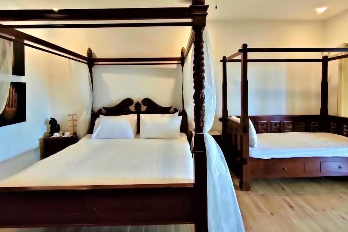1 bedroom, desk, bed sheets