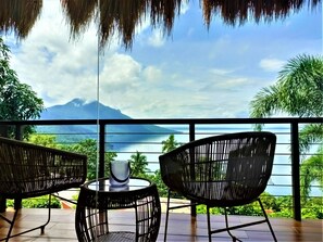Phòng Deluxe, 1 phòng ngủ, quang cảnh hồ | Bàn, bộ trải giường 