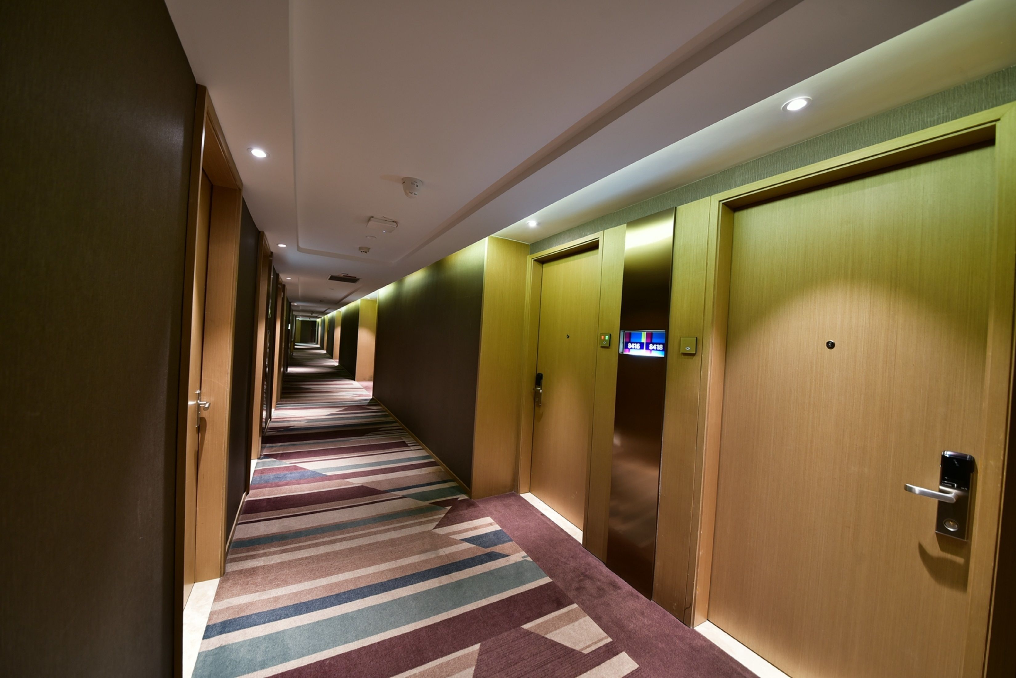 family room, multiple beds | hallway