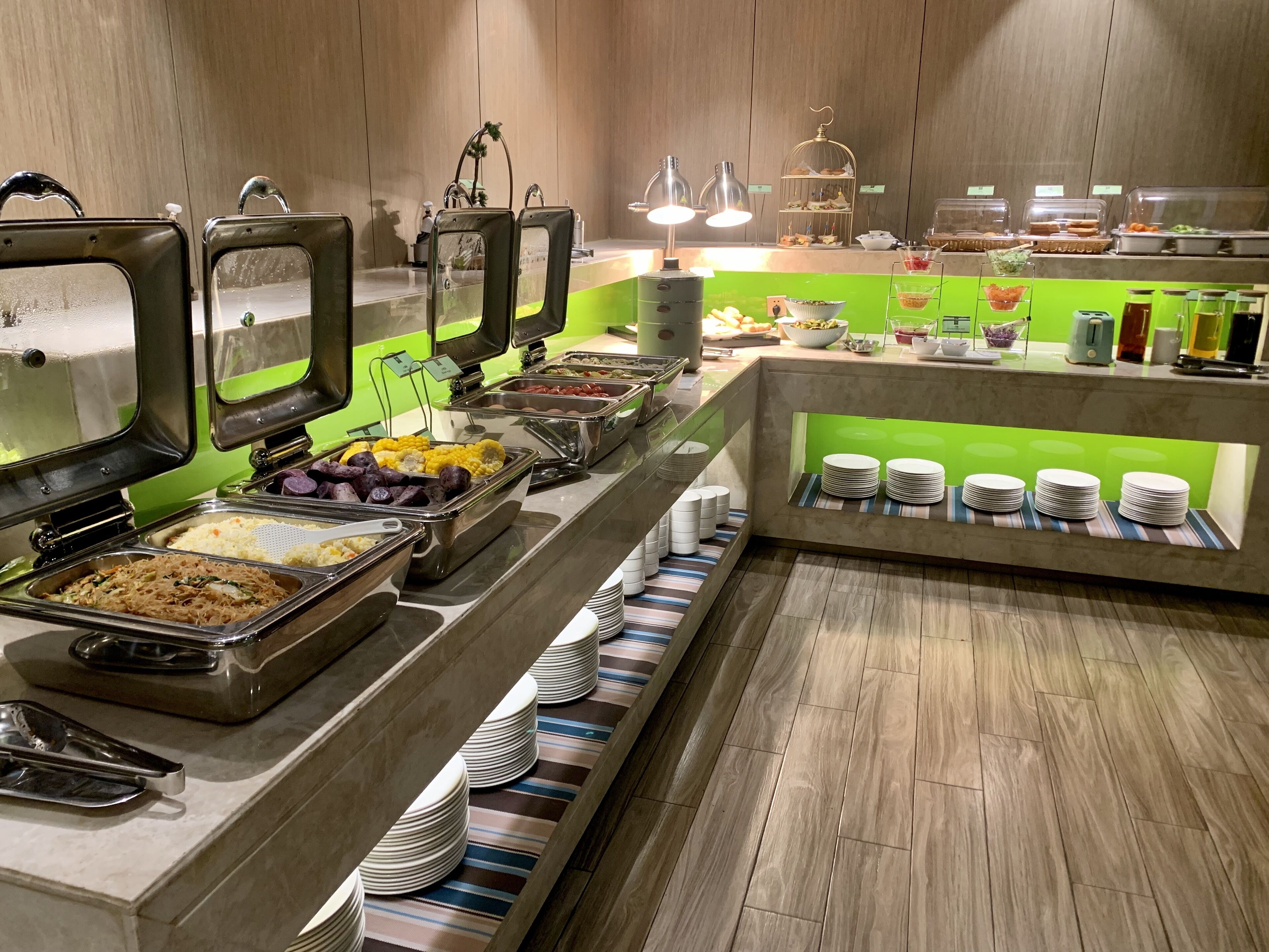 daily buffet breakfast (cny 40 per person)