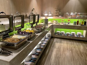 Bữa sáng buffet hàng ngày với phụ phí nhỏ 