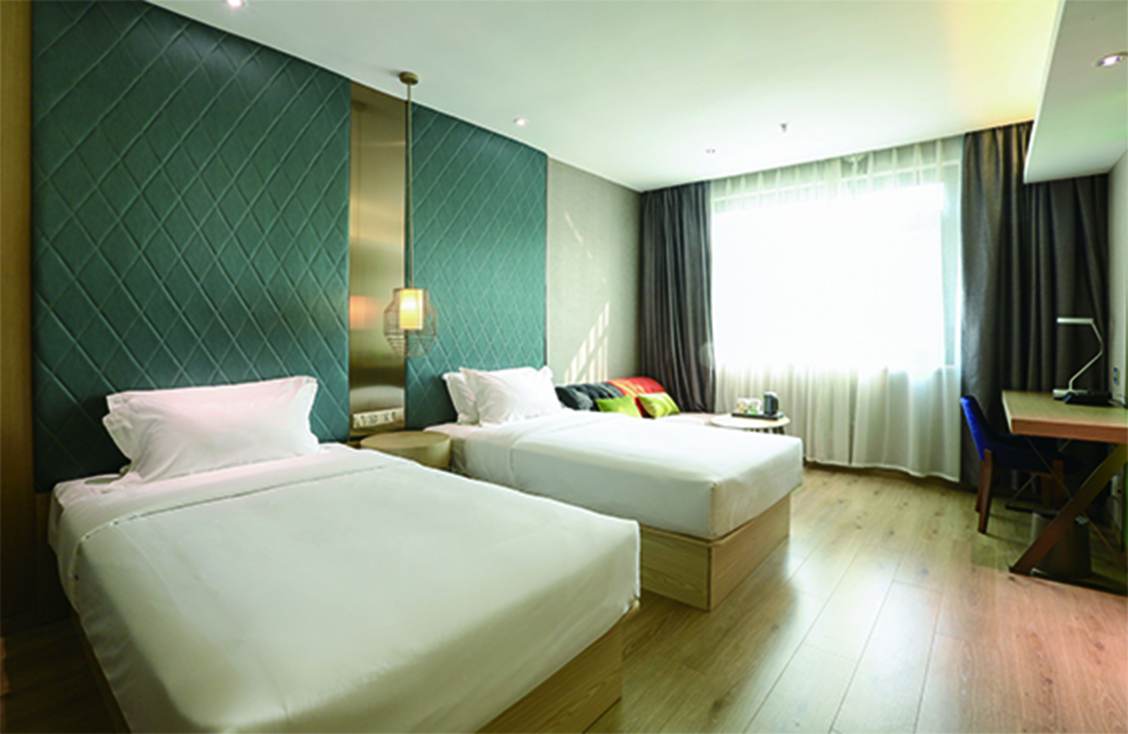 패밀리룸 | 미니바, 책상, 노트북 작업 공간, 암막 커튼