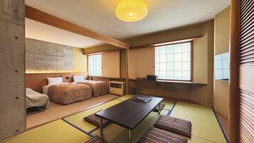 Donzen dekbedden, een kluis op de kamer, een bureau, beddengoed