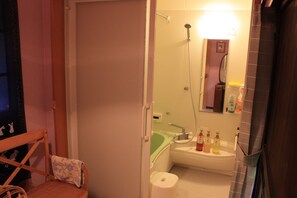 Tina con regadera, amenidades de baño gratuitas, secadora de cabello 