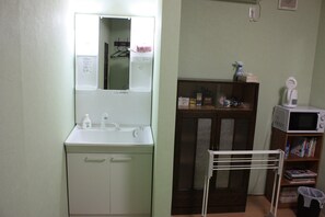 Bathroom sink - Guesthouse Seiryuu Kibako - Hostel (Ome)