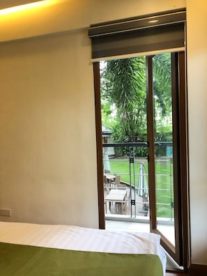 Deluxe Room, 1 Queen Bed | Iron/ironing board, bed sheets