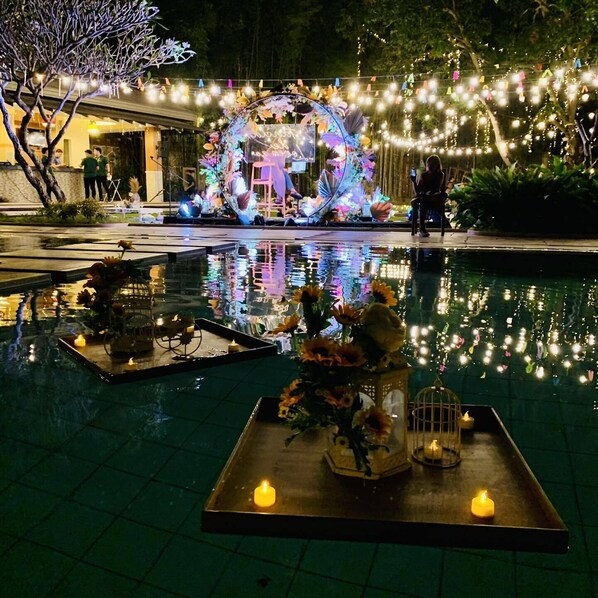 Outdoor pool, pool umbrellas, sun loungers