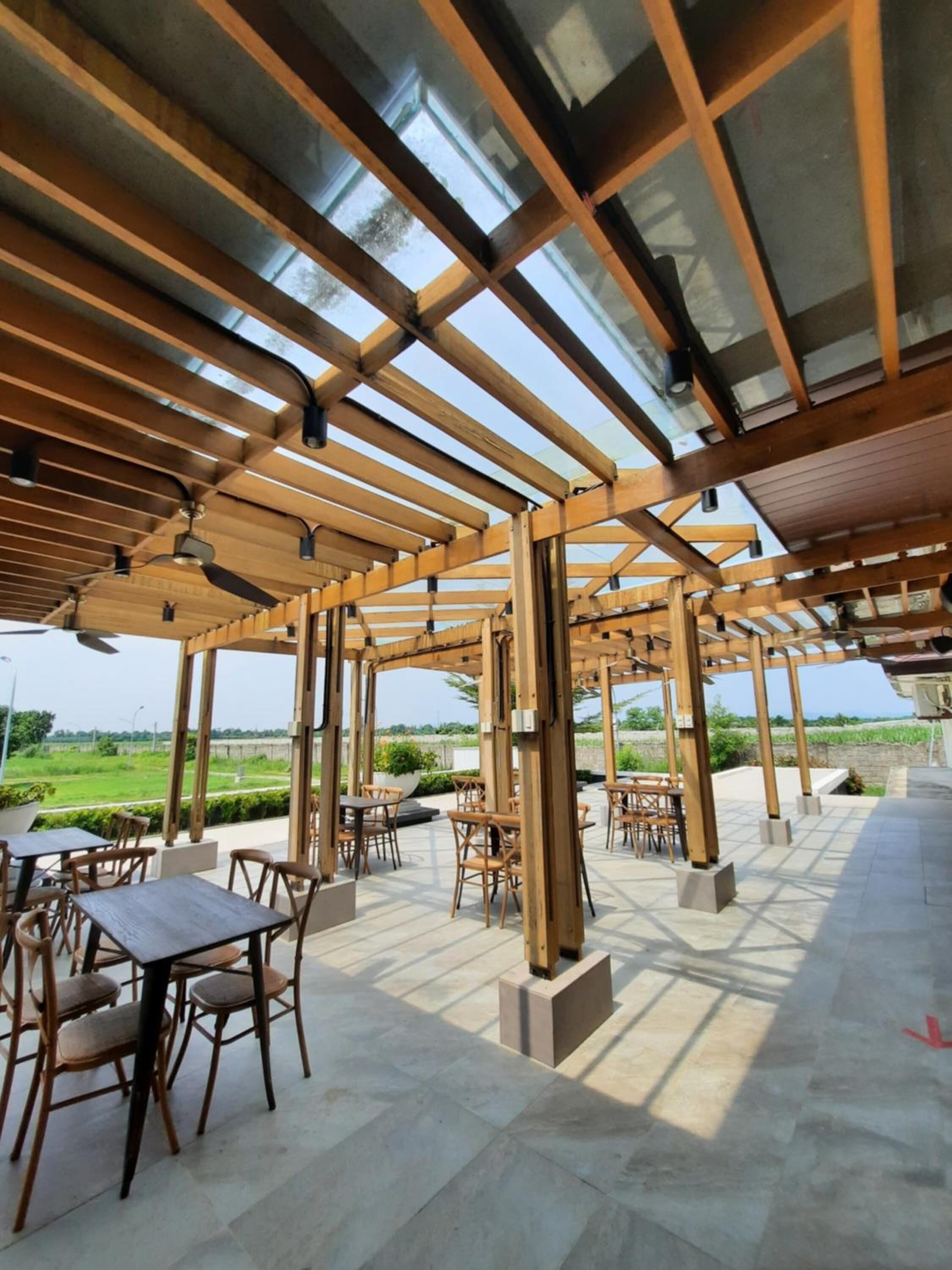 ランチ、ディナー、ブランチに営業