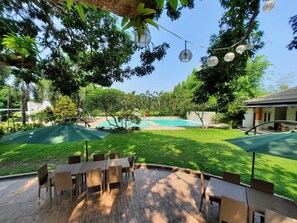 供应午餐、晚餐和早午餐,地方菜,泳池景观