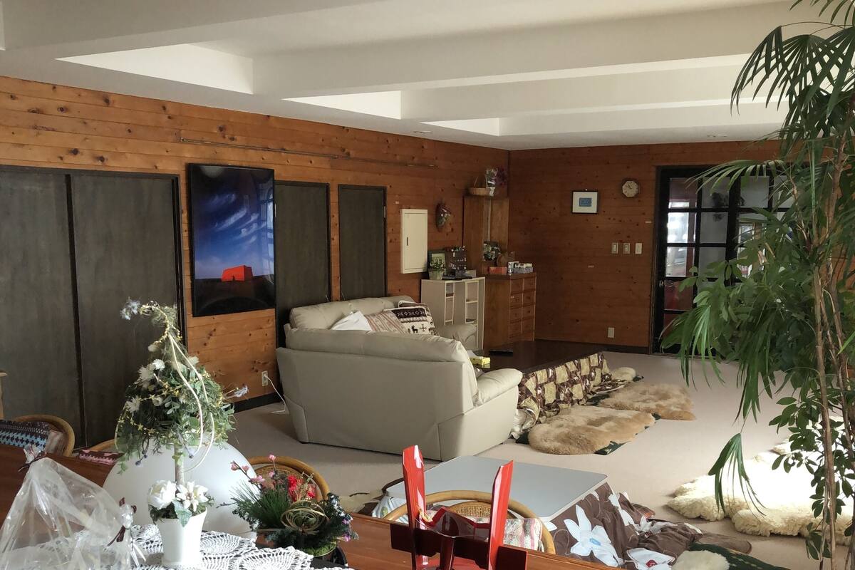 Familierom (Double Bed and 3 Single Beds) | Oppholdsområde | Flatskjerm-TV