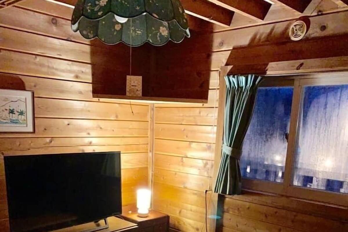 Rom, ikke-røyk (Twin Bed, Living room with large TV) | Wi-fi (inkludert) og sengetøy