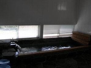 Amenidades de baño gratuitas, secadora de cabello, pantuflas, jabón