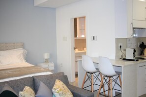 Premium bedding, desk, iron/ironing board, free WiFi - Tower Bliss Studio Apartment (Gaborone)