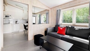 Un intérieur moderne comprenant une cuisine, un coin repas et un espace de vie.