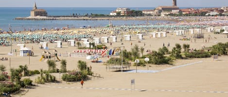 Plage privée, sable blanc, chaises longues, parasols