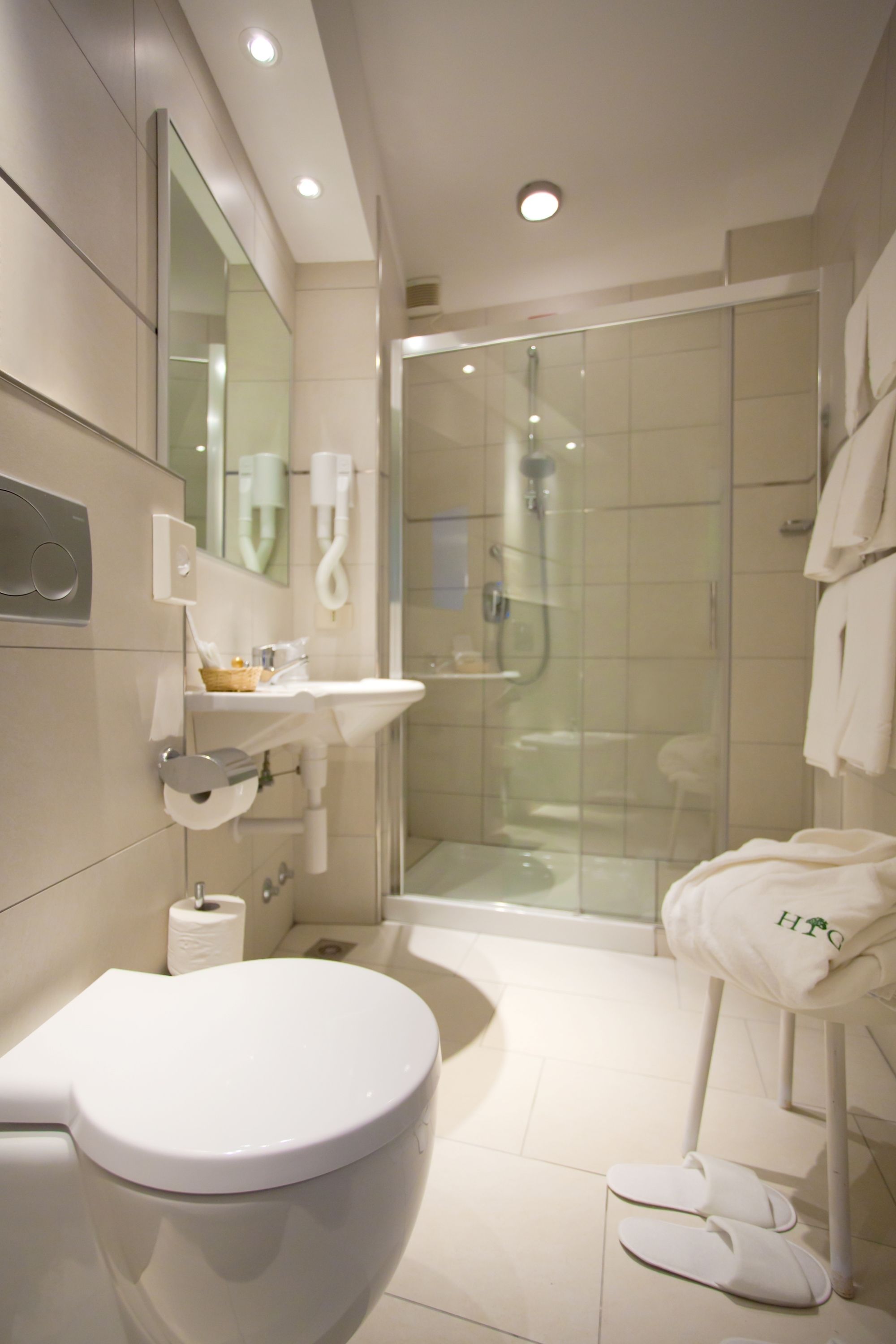 junior suite | bathroom | free toiletries, hair dryer, slippers, bidet