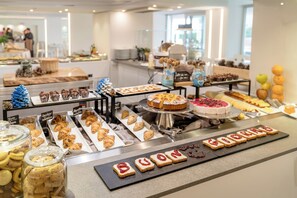 Café da manhã com buffet grátis todos os dias
