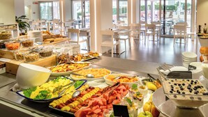 A buffet with various fruits, vegetables, and cereals. - Hotel Garden Sea (Caorle)