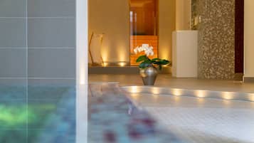 Salas de tratamiento para parejas, un sauna, una bañera de hidromasaje