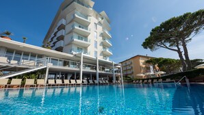 A modern hotel with a pool, multiple balconies, and a clear sky. - Hotel Garden Sea (Caorle)