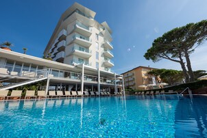 Una piscina al aire libre de temporada, sombrillas