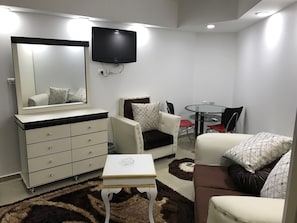 Quarto casal | Área de estar | TV 60 cm com canais via satélite